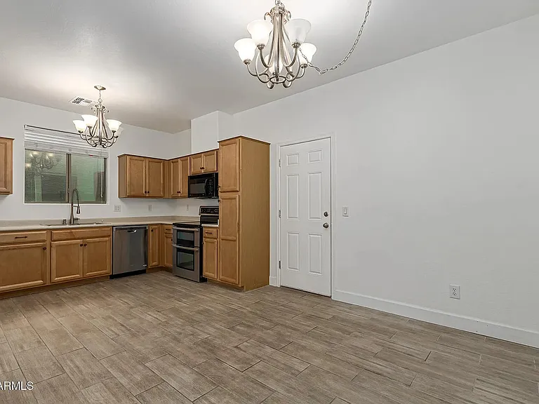 1935 E Oxford Ln — Photo 6