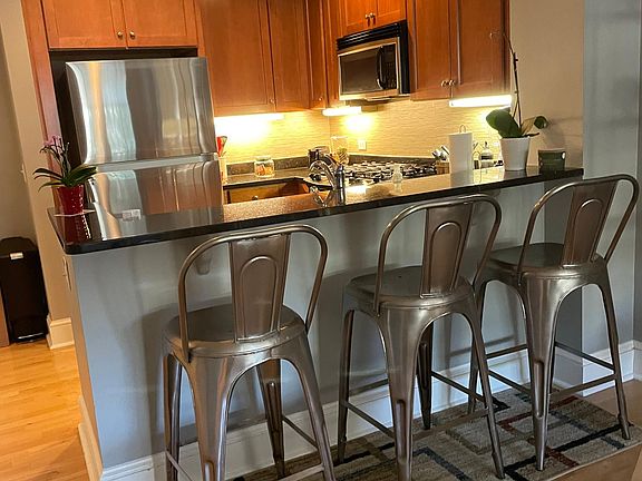 Kitchen with breakfast bar