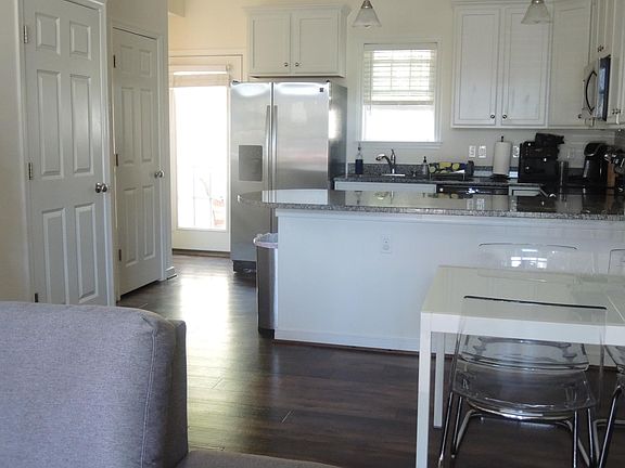 4th image of 613 Mornington Ln