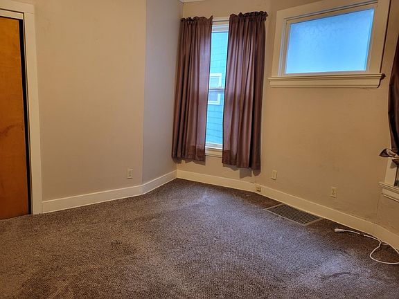 Large bedroom with 3 closets