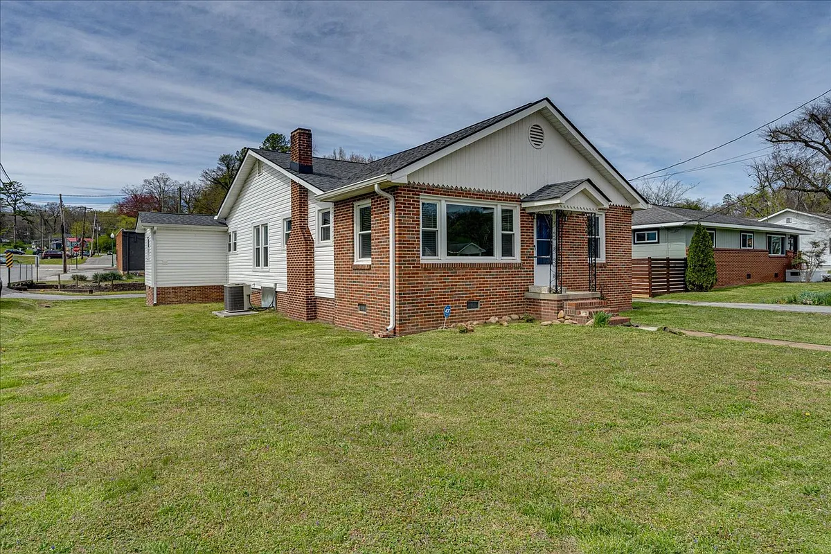 Building Photo - 2213 Lyndon Ave