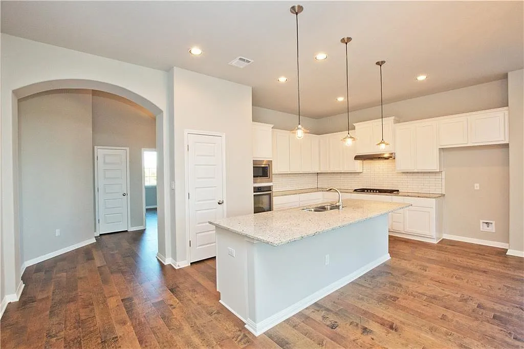 3 bed, 2.0 bath, 2211 sqft, $2,650 — Photo 3