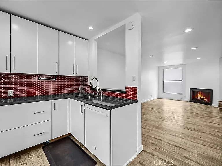 219 N Isabel St #4 — Photo 2