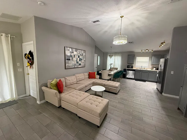 1875 Royal Ridge Dr — Photo 2