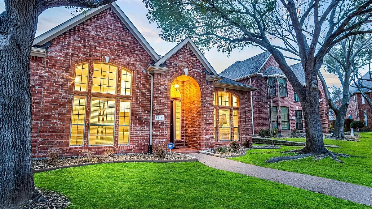 4 bed, 2400 sqft, $3,480 — Photo 1