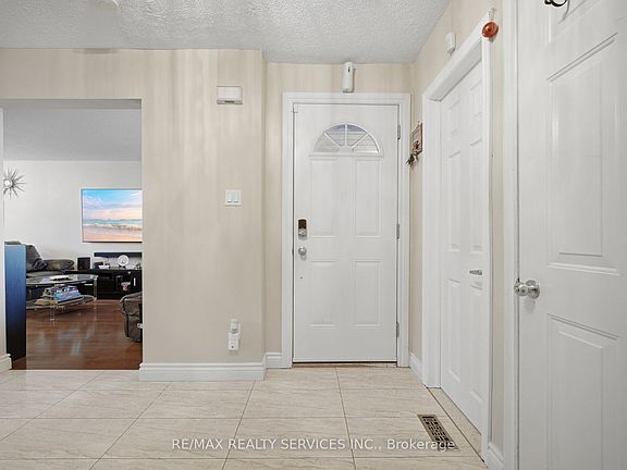 5th image of 16 Langholm Ct