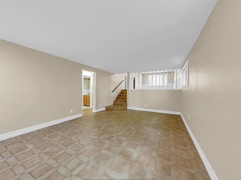 2823 Garvey Cres — Photo 26