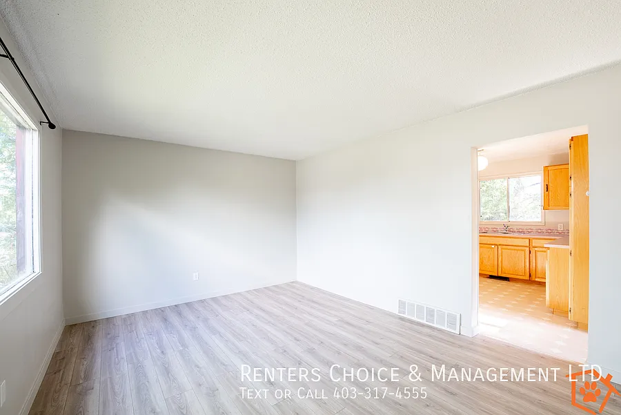 Pet Friendly Half Duplex with Fenced Yard in Claresholm — Photo 3
