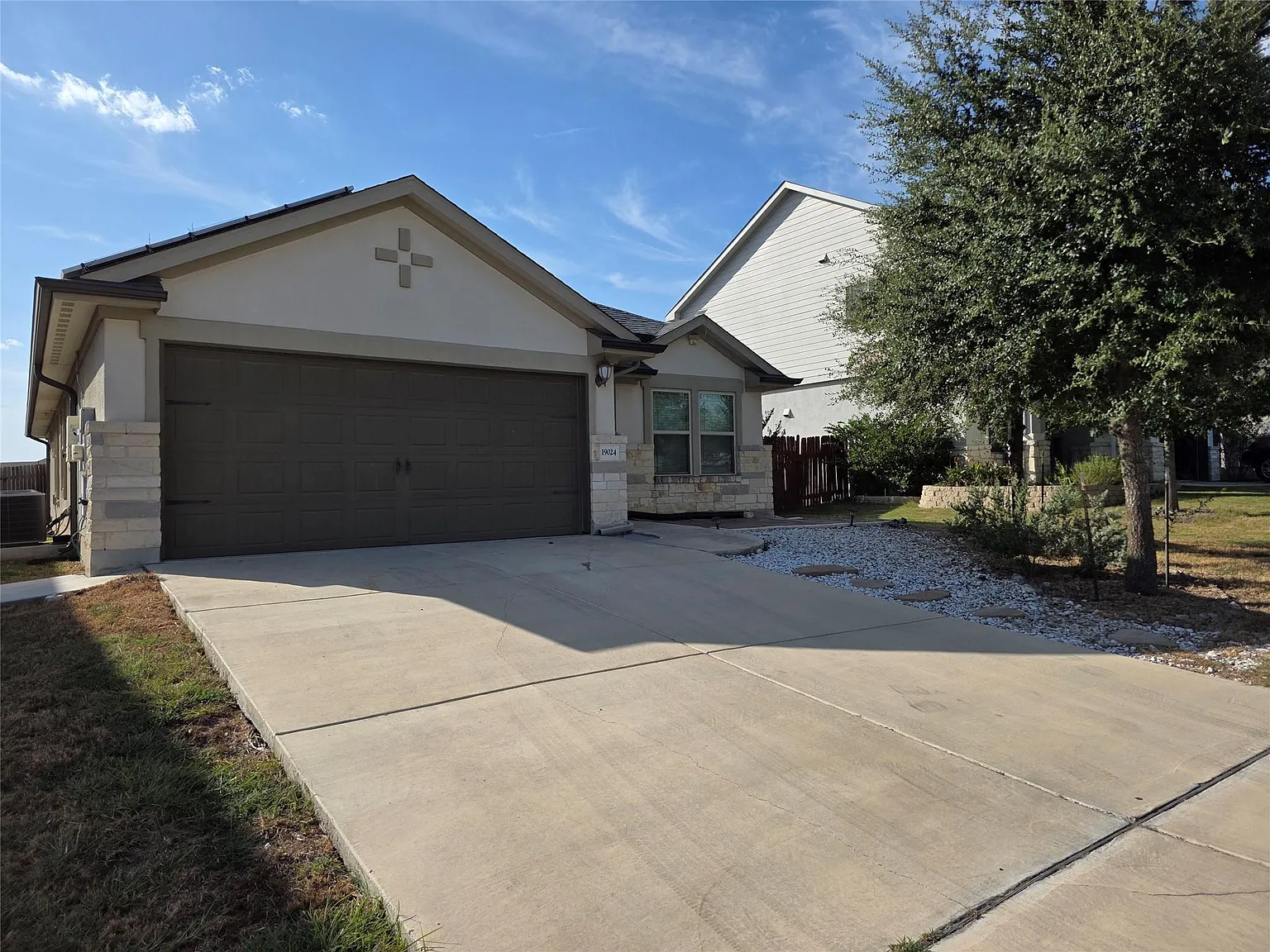 4 bed, 3.0 bath, 1925 sqft, $2,350 — Photo 1