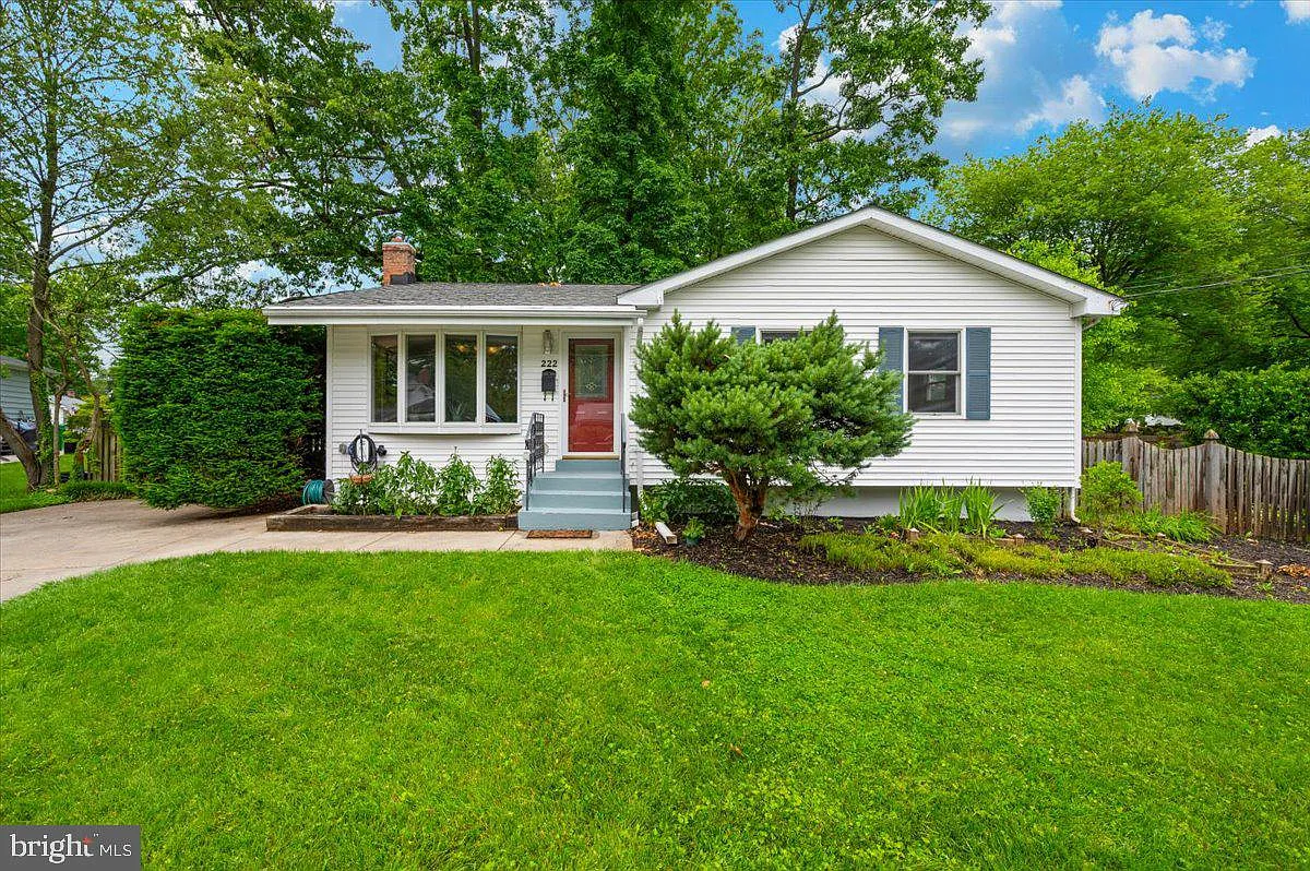 222 Hutton St photo 1