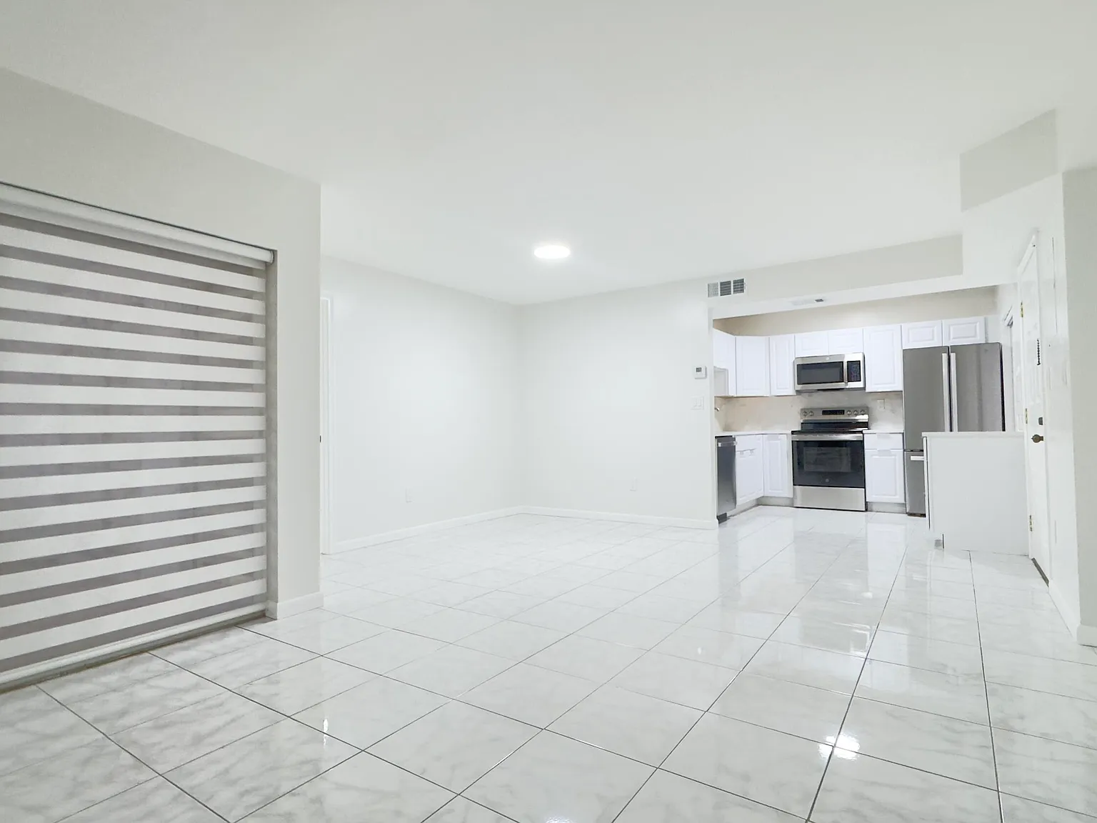 2 bed, 2.0 bath, 978 sqft, $2,100 — Photo 2