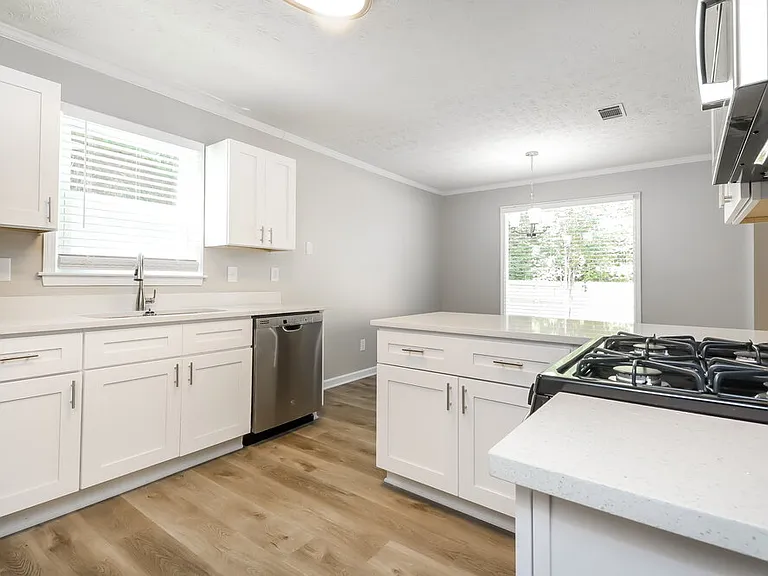35 Riverside Ct — Photo 7