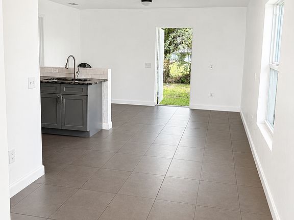 3rd image of 1009 Avenue H