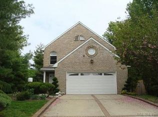 16 Lakeside Dr W, Lawrence, NY 11559