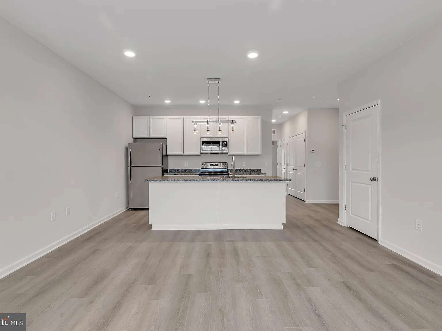 1 bed, 908 sqft, $1,795 — Photo 3