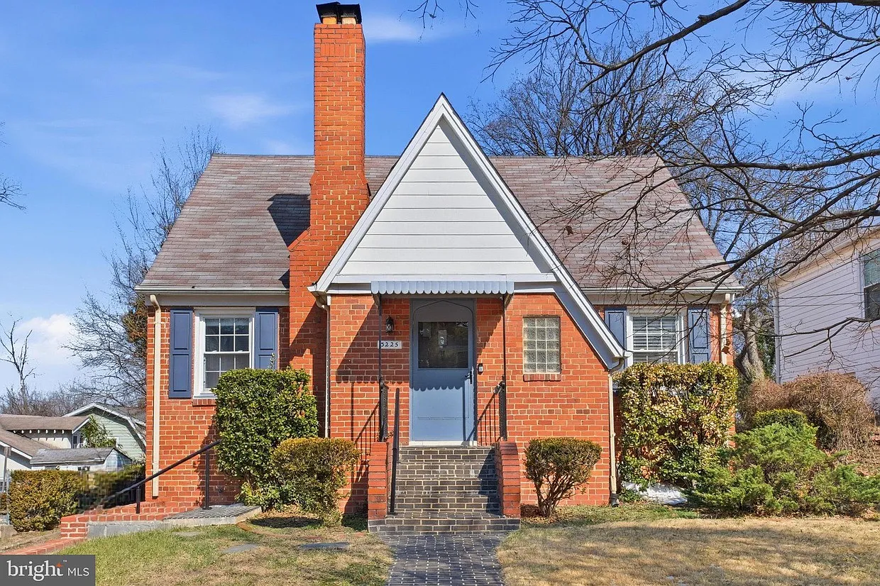 3225 Chestnut St NE — Photo 1