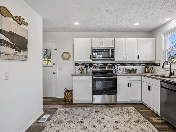 4th image of 164 Brenda Ct