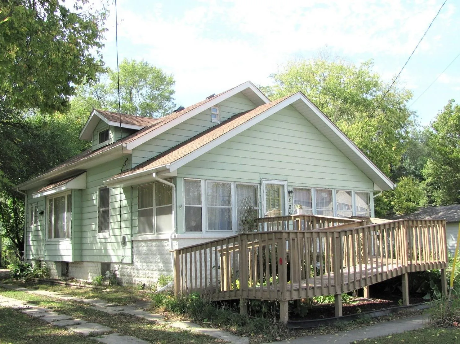 409 Genoa St photo 1