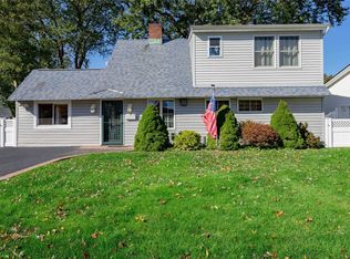 18 Quiet Ln, Levittown, NY 11756
