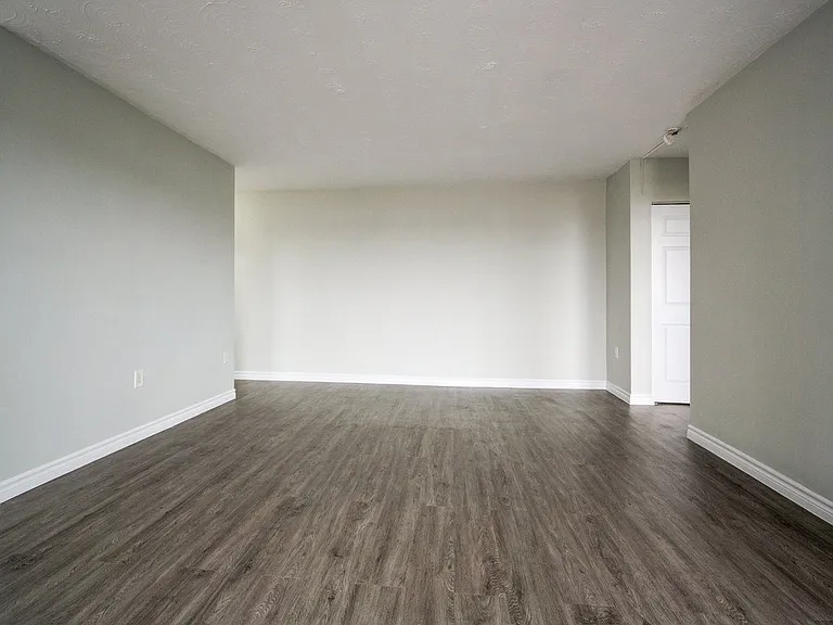 40 Mohawk Rd E — Photo 9