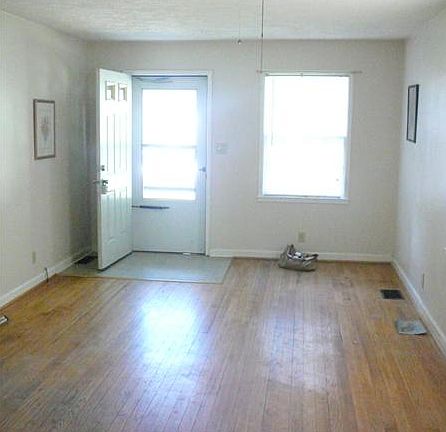 5th image of 4531 Farrington Ave