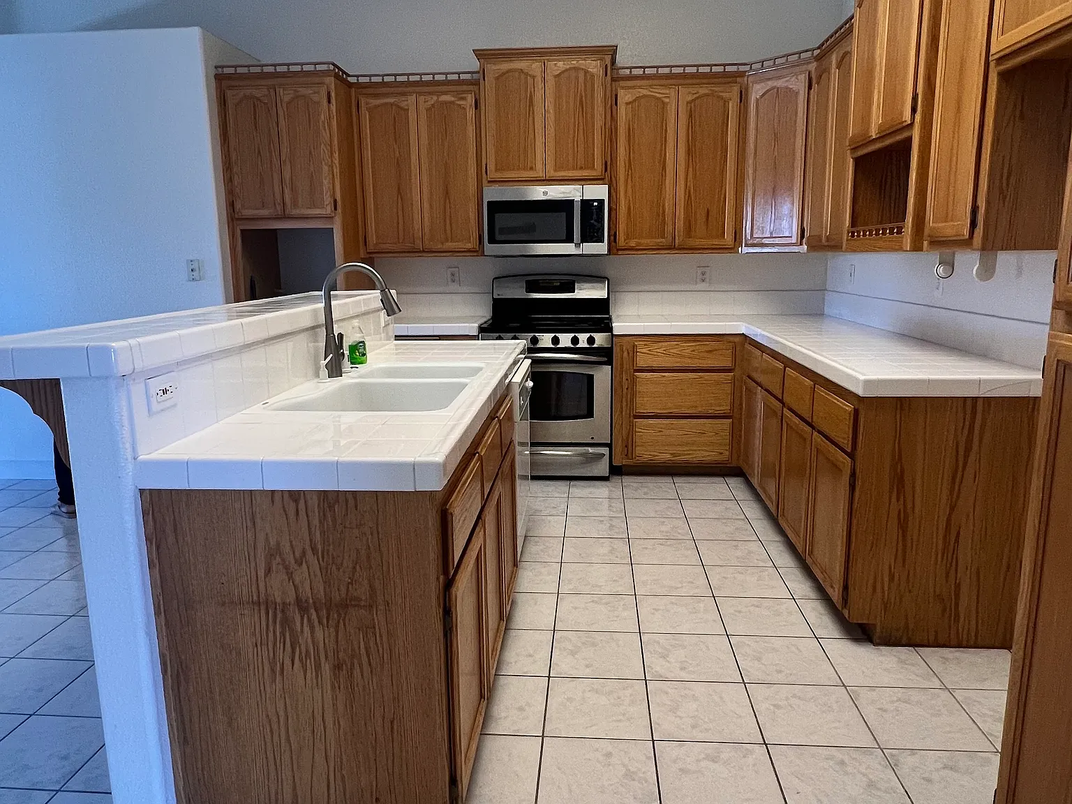4 bed, 2.5 bath, 2427 sqft, $2,895 — Photo 4
