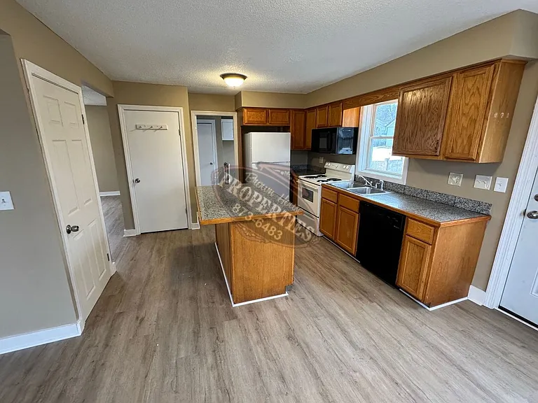 111 Kennedy Memorial Dr — Photo 11