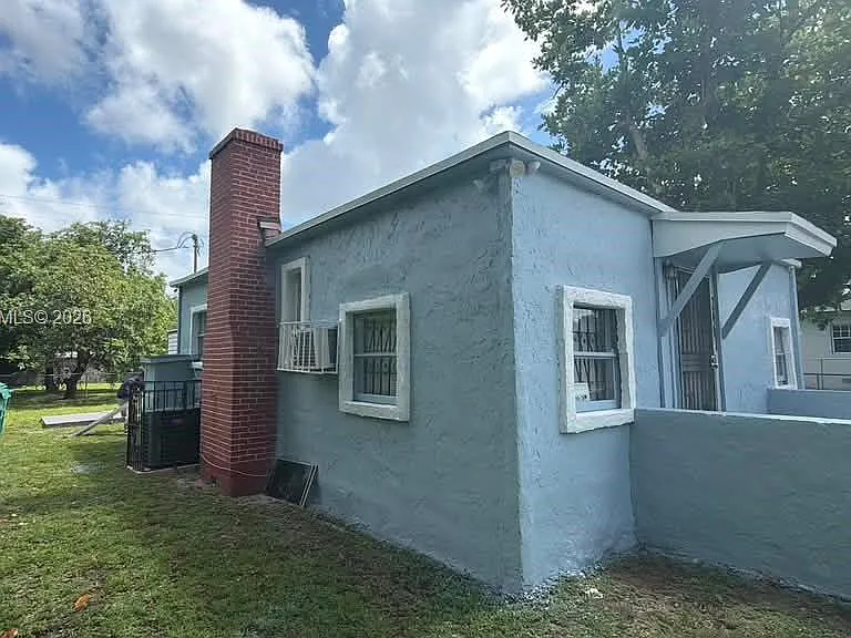 2461 NW 61st St — Photo 3