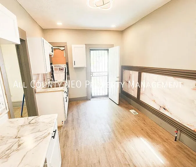 10639 Dupont Ave — Photo 4