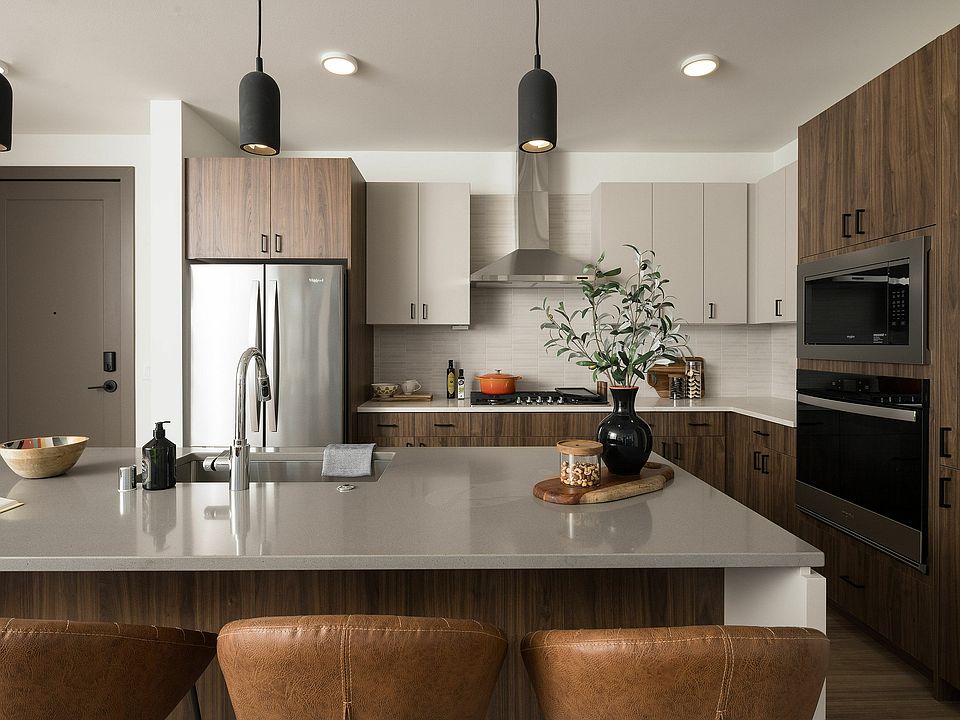 Experience the elegance of this contemporary kitchen, designed for both aesthetics and functionality.