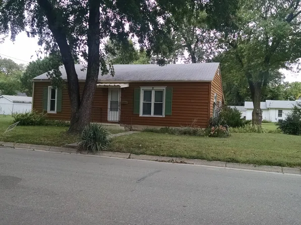 508 9th St, Clay Center, KS 67432