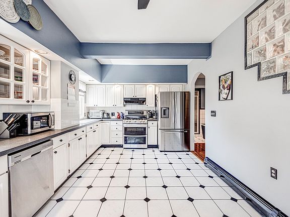 3rd image of 188 Washington St