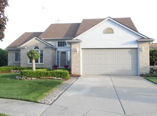 19362 Hillside Dr, Macomb, MI 48044