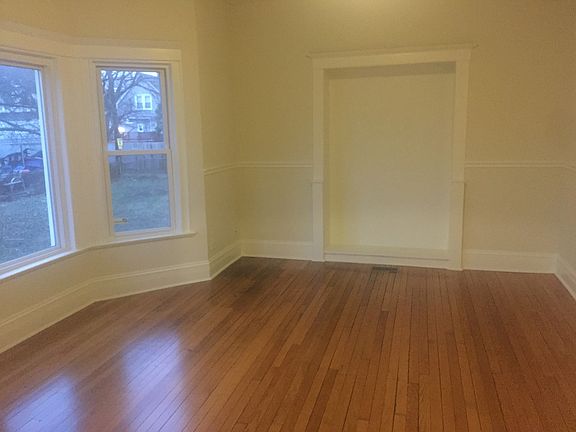3rd image of 114 S 10th Ave