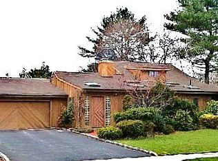 2 Turf Ln, Roslyn Heights, NY 11577