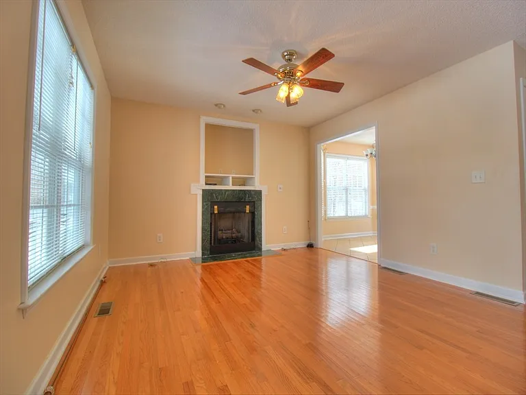 940 Winterside Ln — Photo 2