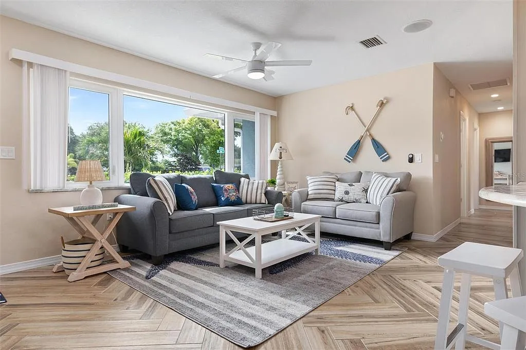3 bed, 2.0 bath, 1571 sqft, $2,700 — Photo 3