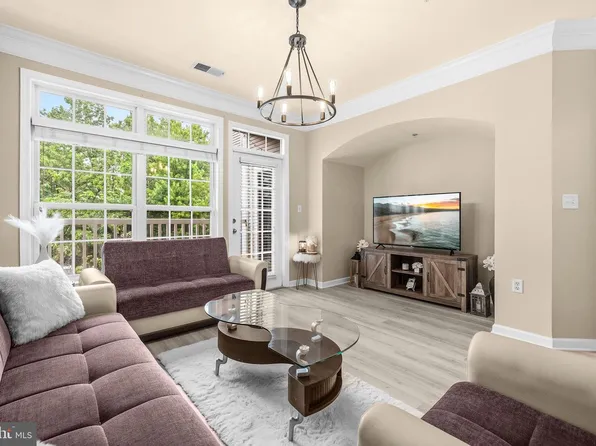 512 Sunset View Ter SE Unit 202, Leesburg, VA 20175