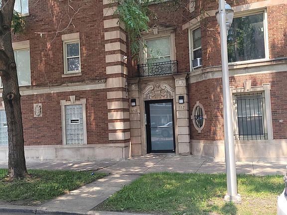 2nd image of 850 E 82nd St APT 1