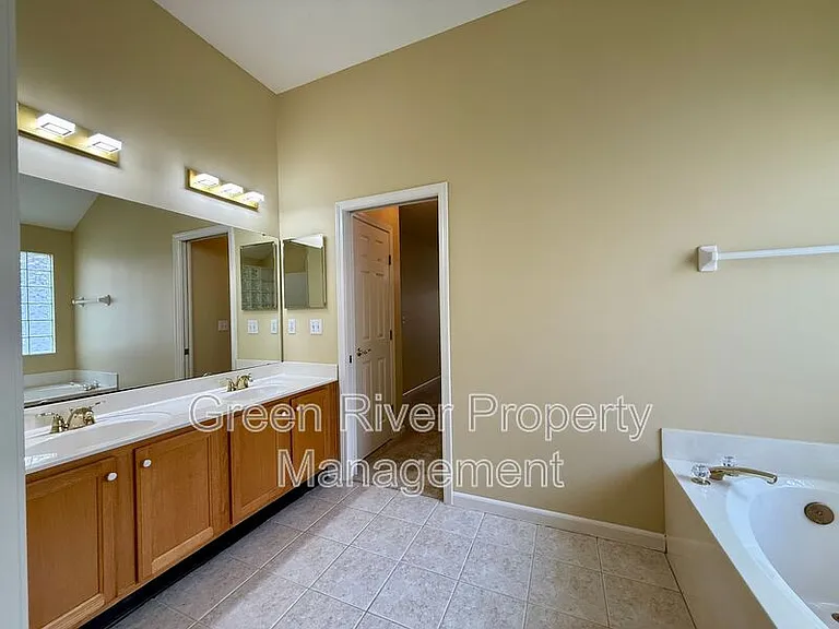 8716 Canopy Oaks Dr — Photo 32