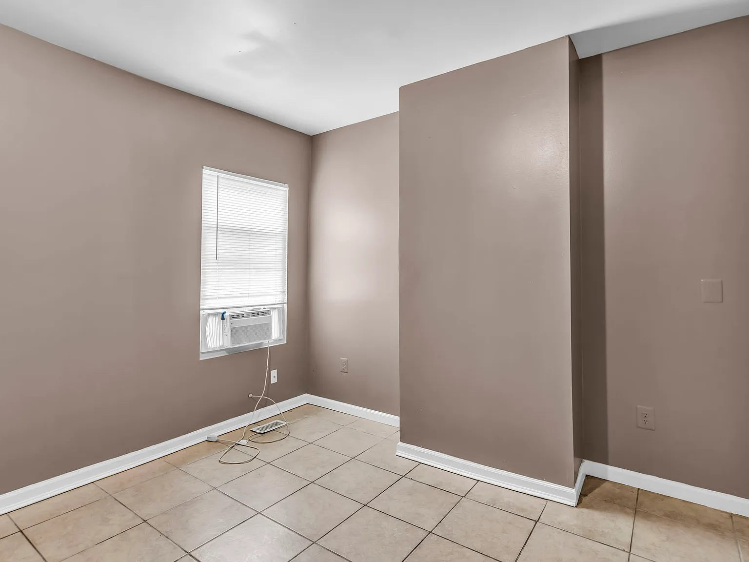 4 bed, 1140 sqft, $3,150 — Photo 3