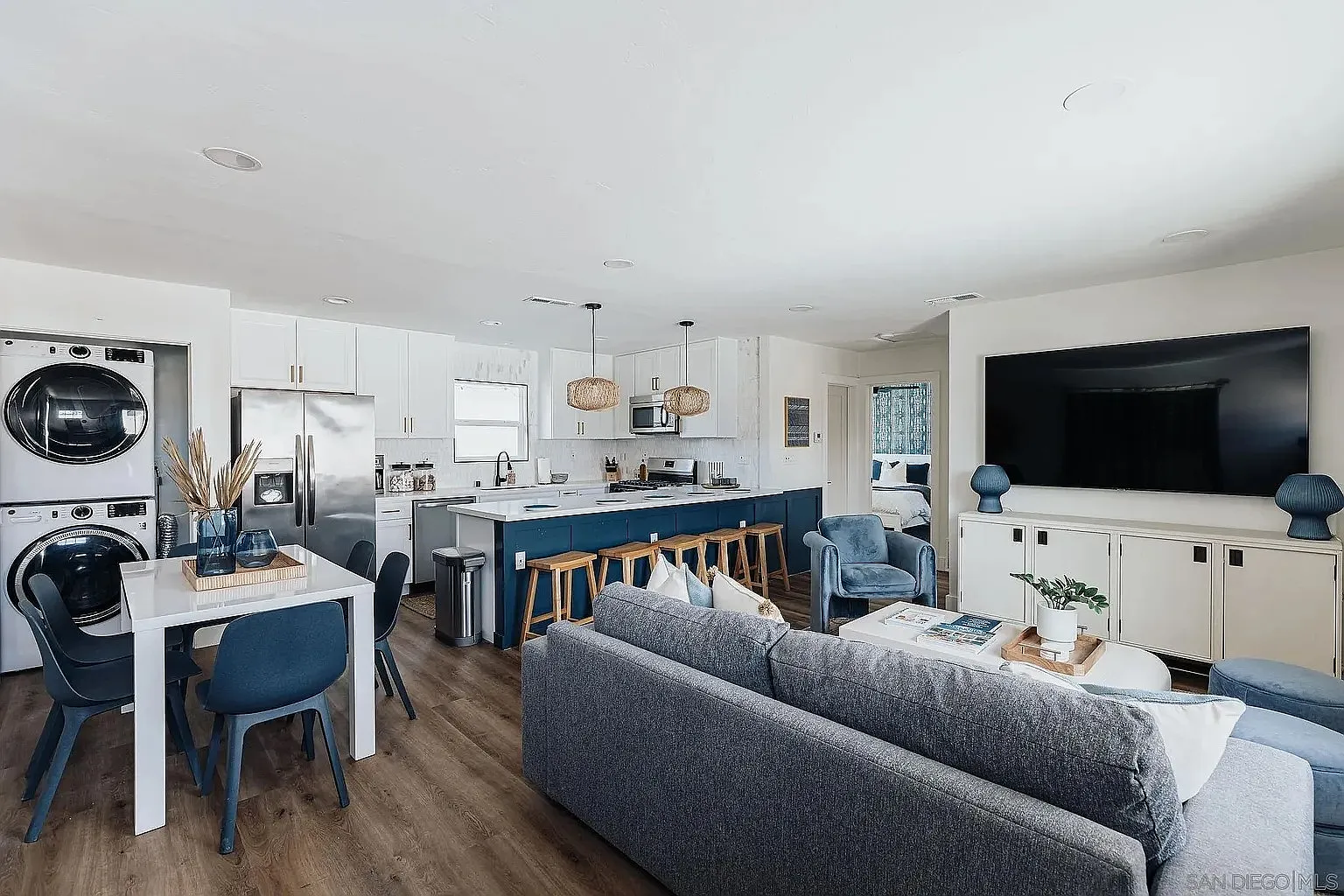 2 bed, 820 sqft, $4,000 — Photo 2