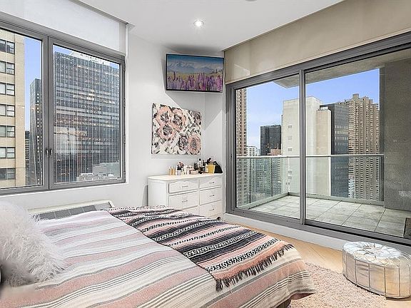 5th image of 556 3rd Ave APT Phb1