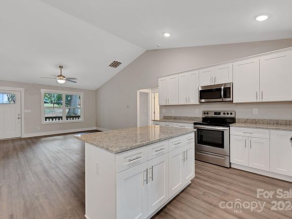 4th image of 2502 Maplewood Dr