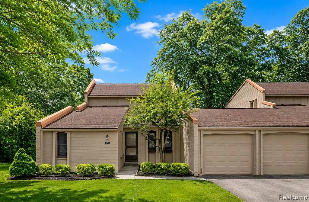 3 bed, 2.0 bath, 2245 sqft, $2,599 — Photo 1