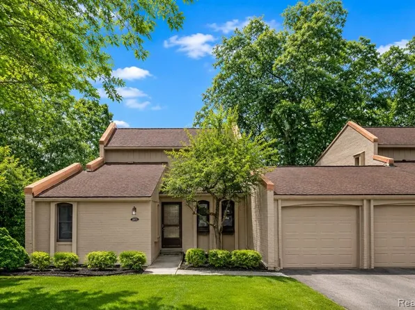 2971 Moon Lake Dr, West Bloomfield, MI 48323