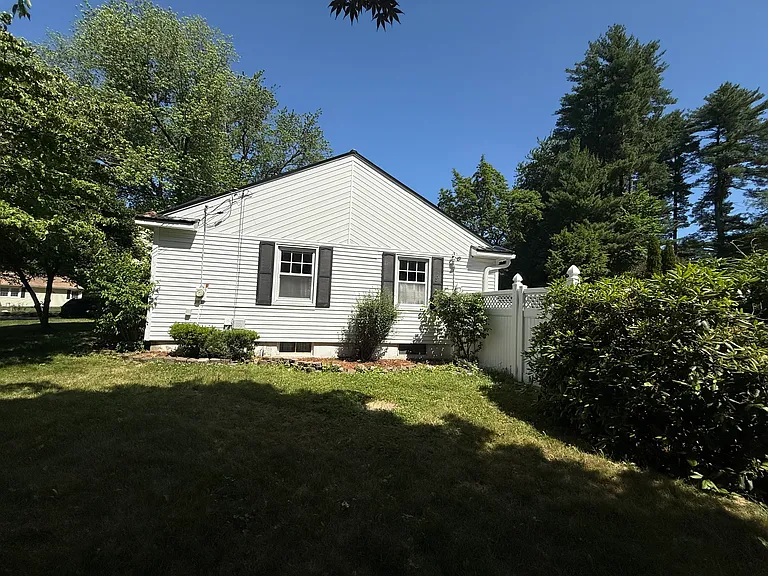 2 Sherwood Dr — Photo 4