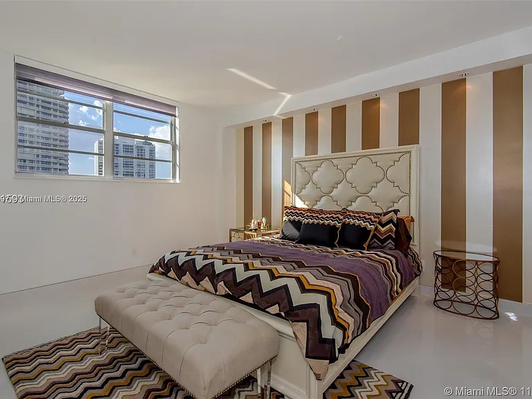 19390 Collins Ave #1121 — Photo 14