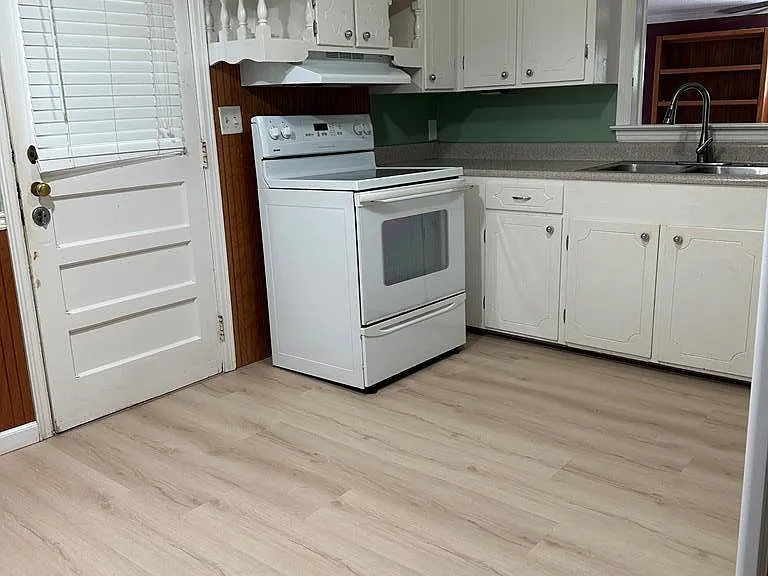 2208 White Oak Dr — Photo 3