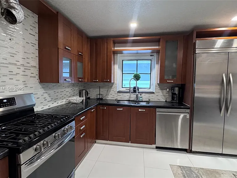 1332 Van Buren St — Photo 26